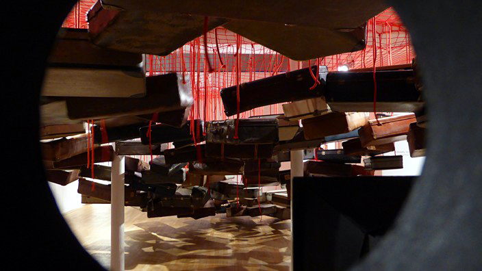 galerie daniel templon, chiharu shiota, small room, art contemporain, valise, fils, franz kafka