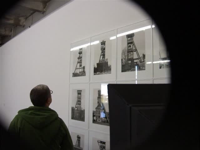 crédac, homme de vitruve, bertille bak, bernd et hilla becher, simon boudvin, mircea cantor, harun farocki, jacques faujour, alexander gutke, louise hervé et chloé maillet, jannis kounellis, auguste et louis lumière, jean-luc moulène, jorge satorre, richard serra, boris taslitzky, thu van tran, claire le restif, léna patier