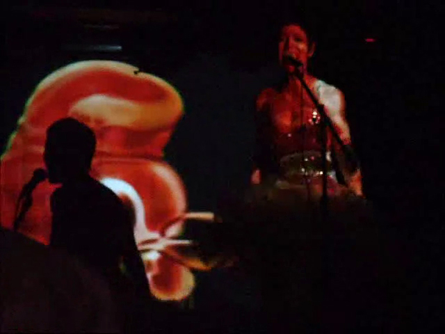 dimanche rouge, 11, performances