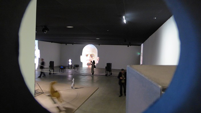 bruce nauman, fondation cartier, paris, video, installation