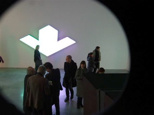 maison rouge, néon, who s afraid of red yellow and blue