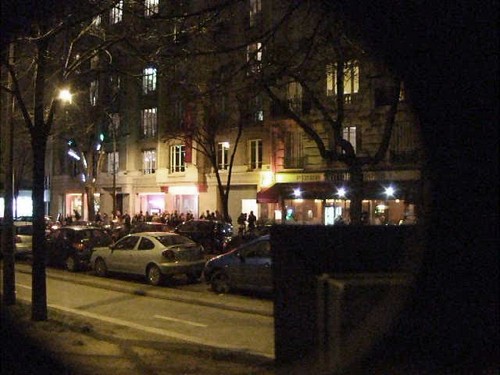 maison rouge, néon, who s afraid of red yellow and blue