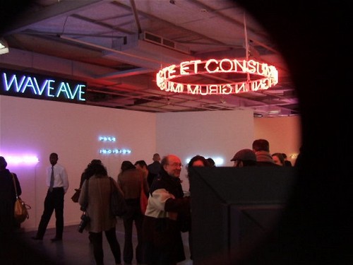 maison rouge, néon, who s afraid of red yellow and blue