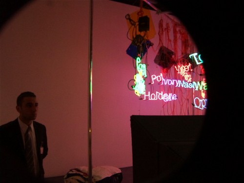 maison rouge, néon, who s afraid of red yellow and blue