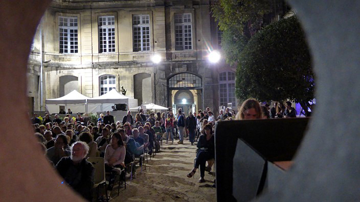 festival voies off, 19ème édition, arles, photographie, 2014, cour de l'archevêché, rencontres photographiques d'arles