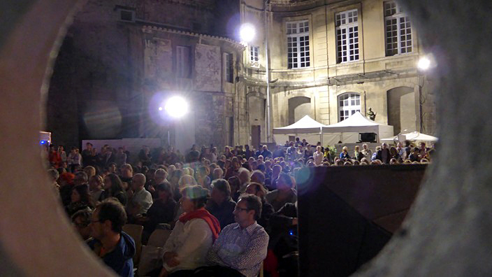 festival voies off, 19ème édition, arles, photographie, 2014, cour de l'archevêché, rencontres photographiques d'arles