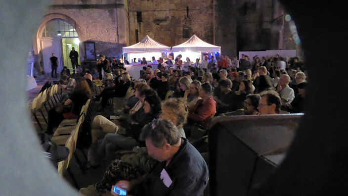 festival voies off, 19ème édition, arles, photographie, 2014, cour de l'archevêché, rencontres photographiques d'arles
